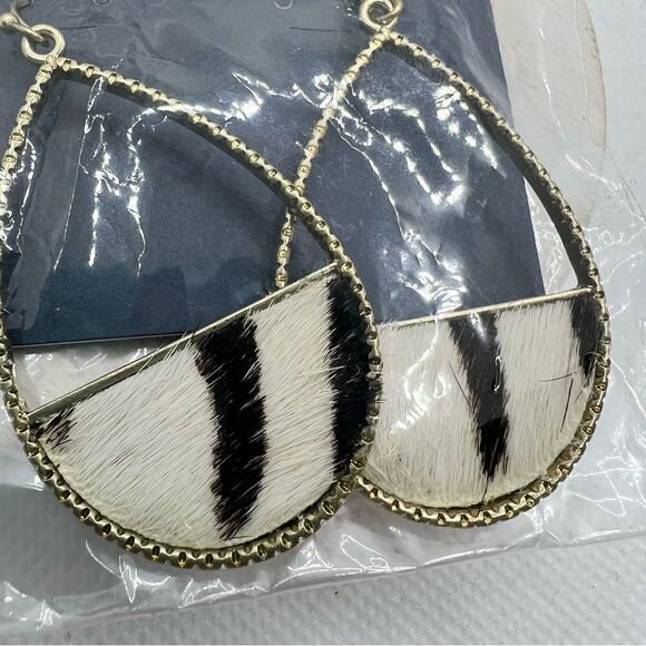 New Crave Zebra Print Gold Teardrop Earrings - Picture 3 of 4